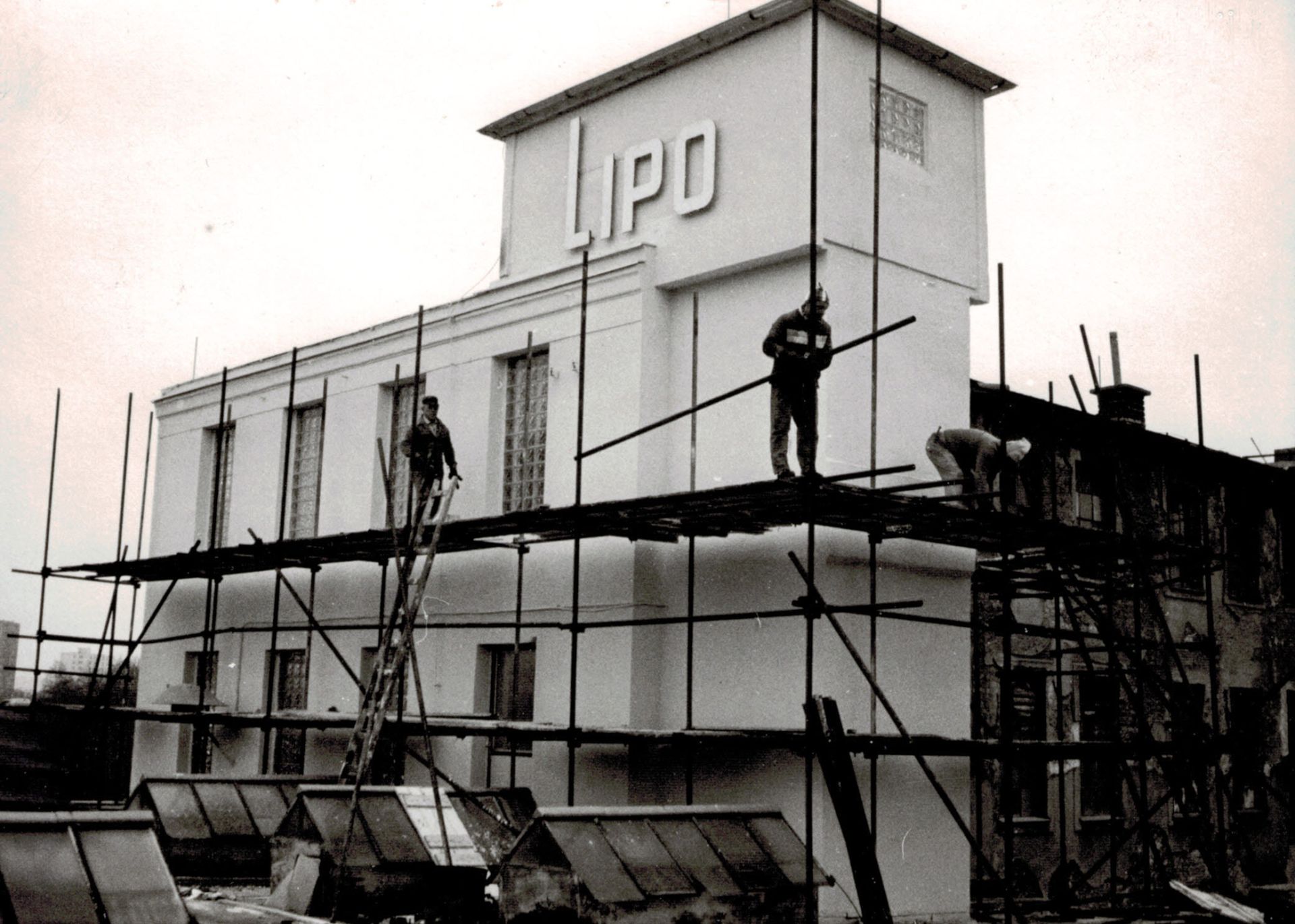 Stavba budovy závodu s nápisem LIPO