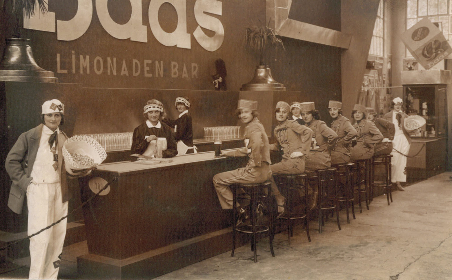 Výstavní bar Haas Limonaden Bar s obsluhou v dobových uniformách